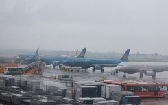 Khách du lịch nên làm gì khi chuyến bay bị hoãn, hủy do thời tiết xấu?