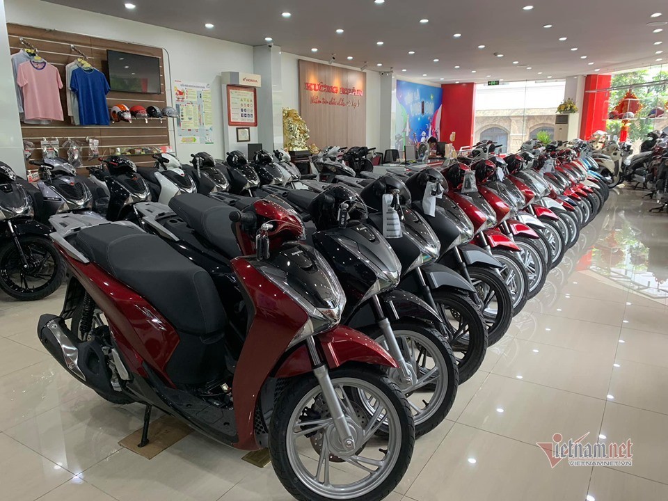 Hiếm hàng, Honda SH loạn giá, tăng đột biến tại Hà Nội - Ảnh 1. Hiếm hàng, Honda SH loạn giá, tăng đột biến tại Hà Nội - Ảnh 1.