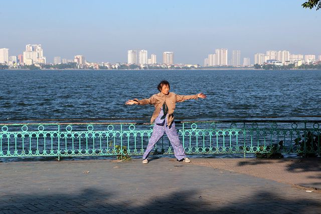 Buổi sáng đầu đông trong vắt bên hồ tự nhiên lớn nhất Hà Nội - Ảnh 4. Buổi sáng đầu đông trong vắt bên hồ tự nhiên lớn nhất Hà Nội - Ảnh 4.