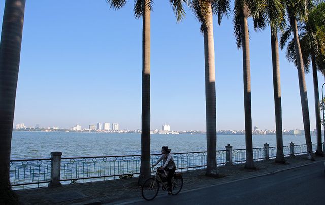 Buổi sáng đầu đông trong vắt bên hồ tự nhiên lớn nhất Hà Nội - Ảnh 9. Buổi sáng đầu đông trong vắt bên hồ tự nhiên lớn nhất Hà Nội - Ảnh 9.