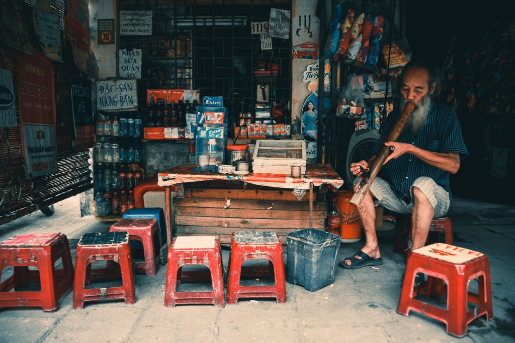 Bán trà đá, thuốc lá vỉa hè có thể góp ngân sách hơn 39.000 tỉ mỗi năm - Ảnh 1. Bán trà đá, thuốc lá vỉa hè có thể góp ngân sách hơn 39.000 tỉ mỗi năm - Ảnh 1.