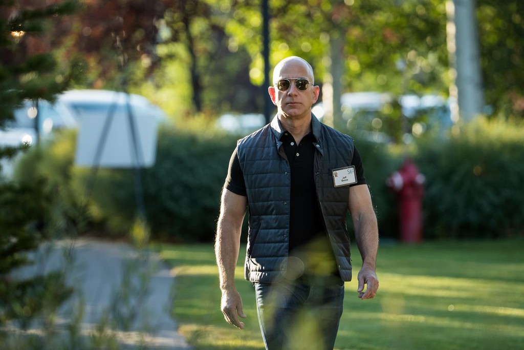 Các tỉ phú công nghệ giàu lên, riêng Jeff Bezos mất gần 15 tỉ USD - Ảnh 2. Các tỉ phú công nghệ giàu lên, riêng Jeff Bezos mất gần 15 tỉ USD - Ảnh 2.
