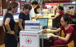 Giá vàng trồi sụt thất thường, người dân Hà Nội lại tranh thủ đi mua