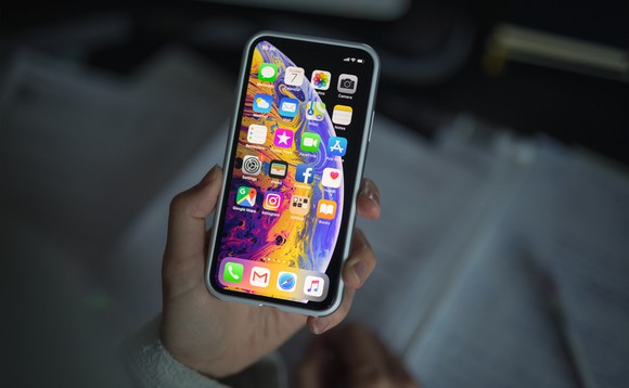 iPhoneXS-580x358 cac-mau-dien-thoai-thoi-trang-danh-cho-phai-nu-sanh-dieu-hang-hieu-dang-quan-tam-6
