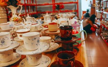Cửa hàng gốm Nhật bán theo cân độc đáo trong hẻm nhỏ Sài Gòn, tiêu thụ nửa tấn gốm mỗi ngày