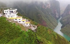 Mặc bị ném đá, khách sạn Panorama trên Mã Pì Lèng vẫn kín khách cuối tuần