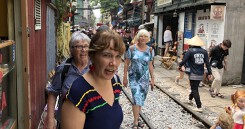 Bộ GTVT đề nghị xóa ‘cà phê đường tàu’, du khách vẫn ùn ùn kéo đến