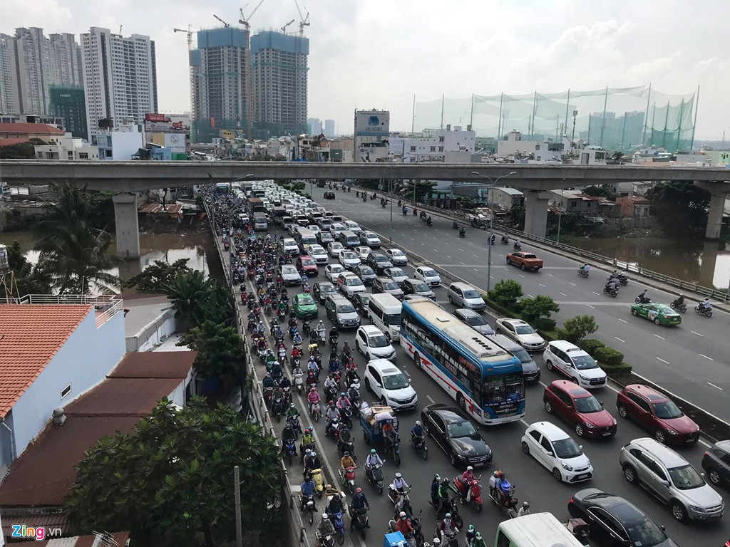 Nâng đường Nguyễn Hữu Cảnh thêm 1,2 m, dân lo nhà biến thành hầm - Ảnh 3.