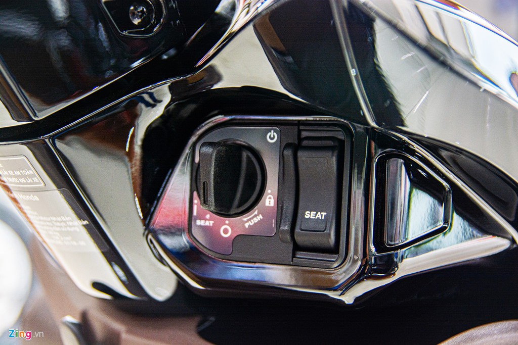 Honda Vision phiên bản mới về đại lí, chênh giá hơn 2 triệu - Ảnh 3. Honda Vision phiên bản mới về đại lí, chênh giá hơn 2 triệu - Ảnh 3.