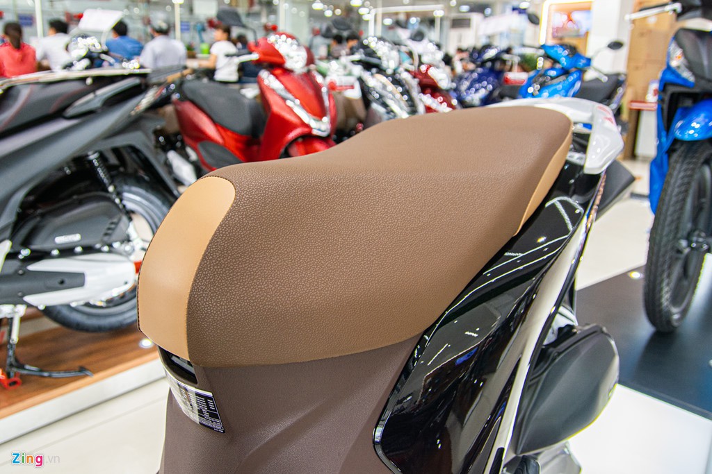 Honda Vision phiên bản mới về đại lí, chênh giá hơn 2 triệu - Ảnh 6. Honda Vision phiên bản mới về đại lí, chênh giá hơn 2 triệu - Ảnh 6.