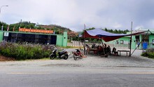Chính quyền thất hứa, người dân Hà Tĩnh lại chặn cổng nhà máy xử lí rác
