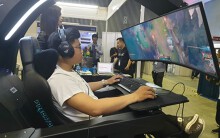 Ngoài kính thực tế ảo, thiết bị chơi game còn có cả màn hình cong siêu khổng lồ