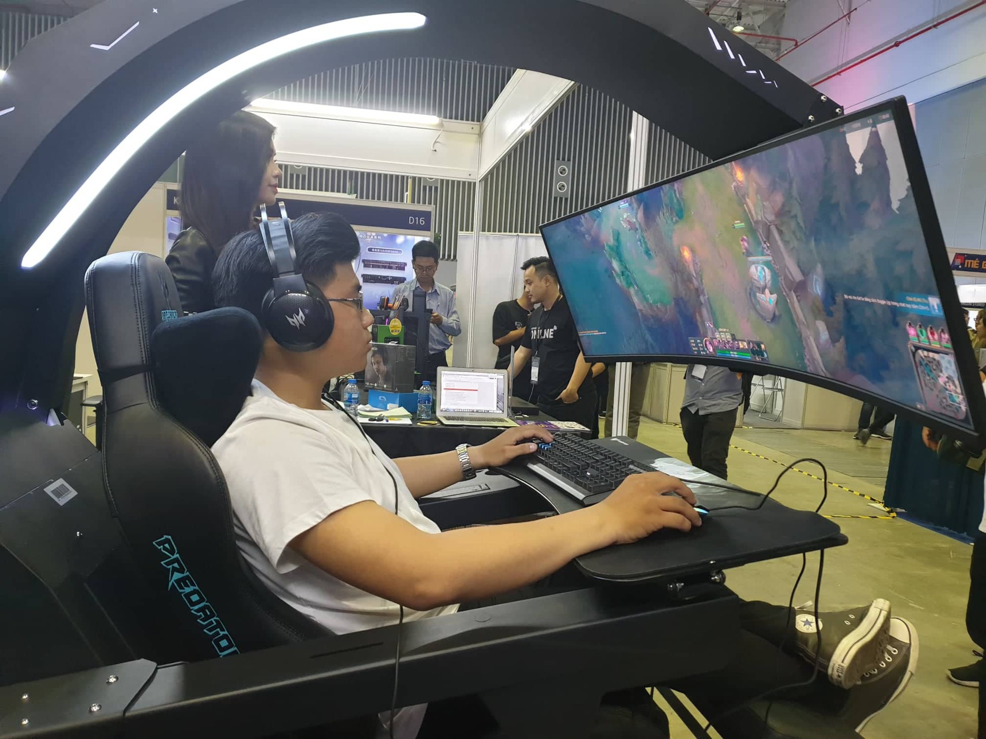 Ngoai-kinh-thuc-te-ao-thiet-bi-choi-game-con-co-ca-man-hinh-cong-sieu-khong-lo 6 Ngoai-kinh-thuc-te-ao-thiet-bi-choi-game-con-co-ca-man-hinh-cong-sieu-khong-lo 6