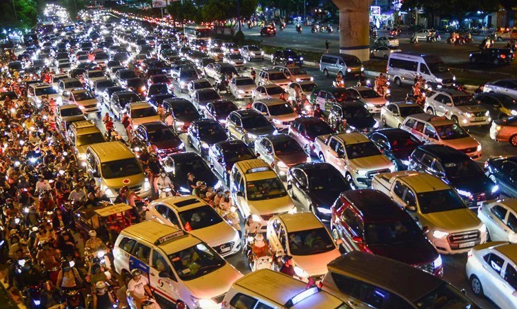 Phí đăng kí ôtô ở TP HCM tăng lên 20 triệu đồng - Ảnh 1.