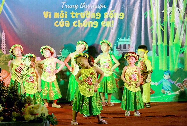 Trung thu muộn ở khu dân cư gần kho Rạng Đông - Ảnh 1. Trung thu muộn ở khu dân cư gần kho Rạng Đông - Ảnh 1.