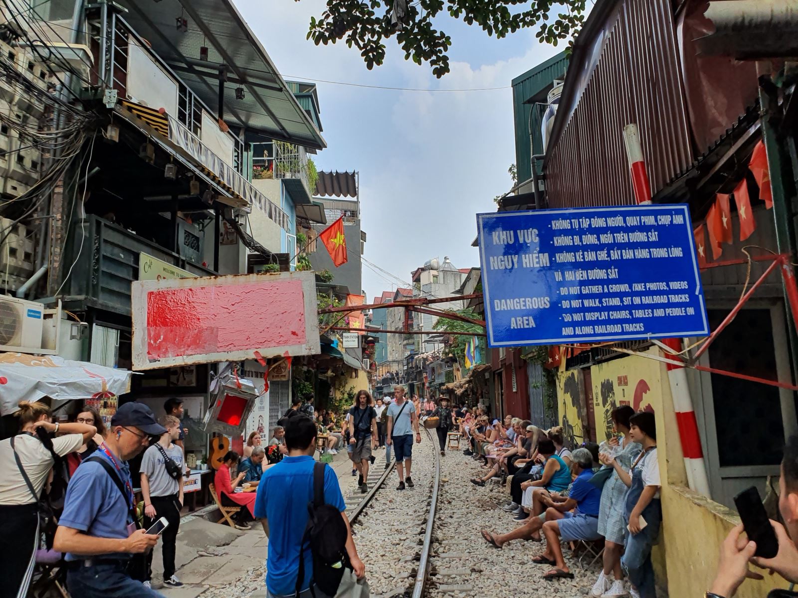 Tai nạn không báo trước ở 'Phố cà phê đường tàu' - Ảnh 1. Tai nạn không báo trước ở 'Phố cà phê đường tàu' - Ảnh 1.