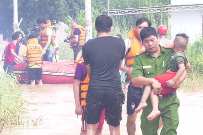 Lũ đột ngột gây ngập TP Đồng Xoài, gây thiệt hại hơn 6 tỉ đồng - Ảnh 2. Lũ đột ngột gây ngập TP Đồng Xoài, gây thiệt hại hơn 6 tỉ đồng - Ảnh 2.