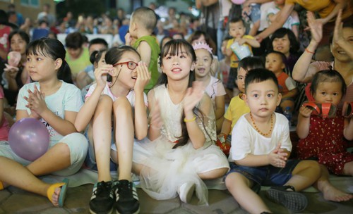 Trung thu muộn ở khu dân cư gần kho Rạng Đông - Ảnh 2. Trung thu muộn ở khu dân cư gần kho Rạng Đông - Ảnh 2.