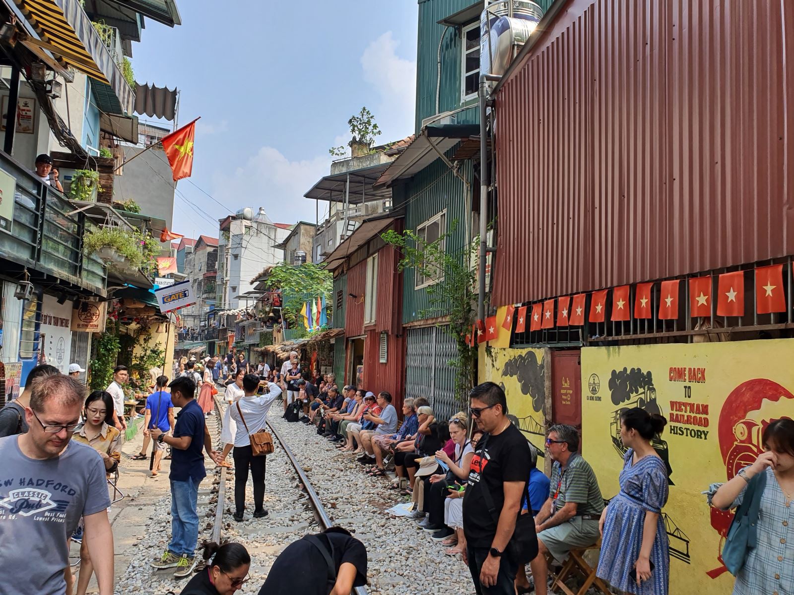 Tai nạn không báo trước ở 'Phố cà phê đường tàu' - Ảnh 2. Tai nạn không báo trước ở 'Phố cà phê đường tàu' - Ảnh 2.