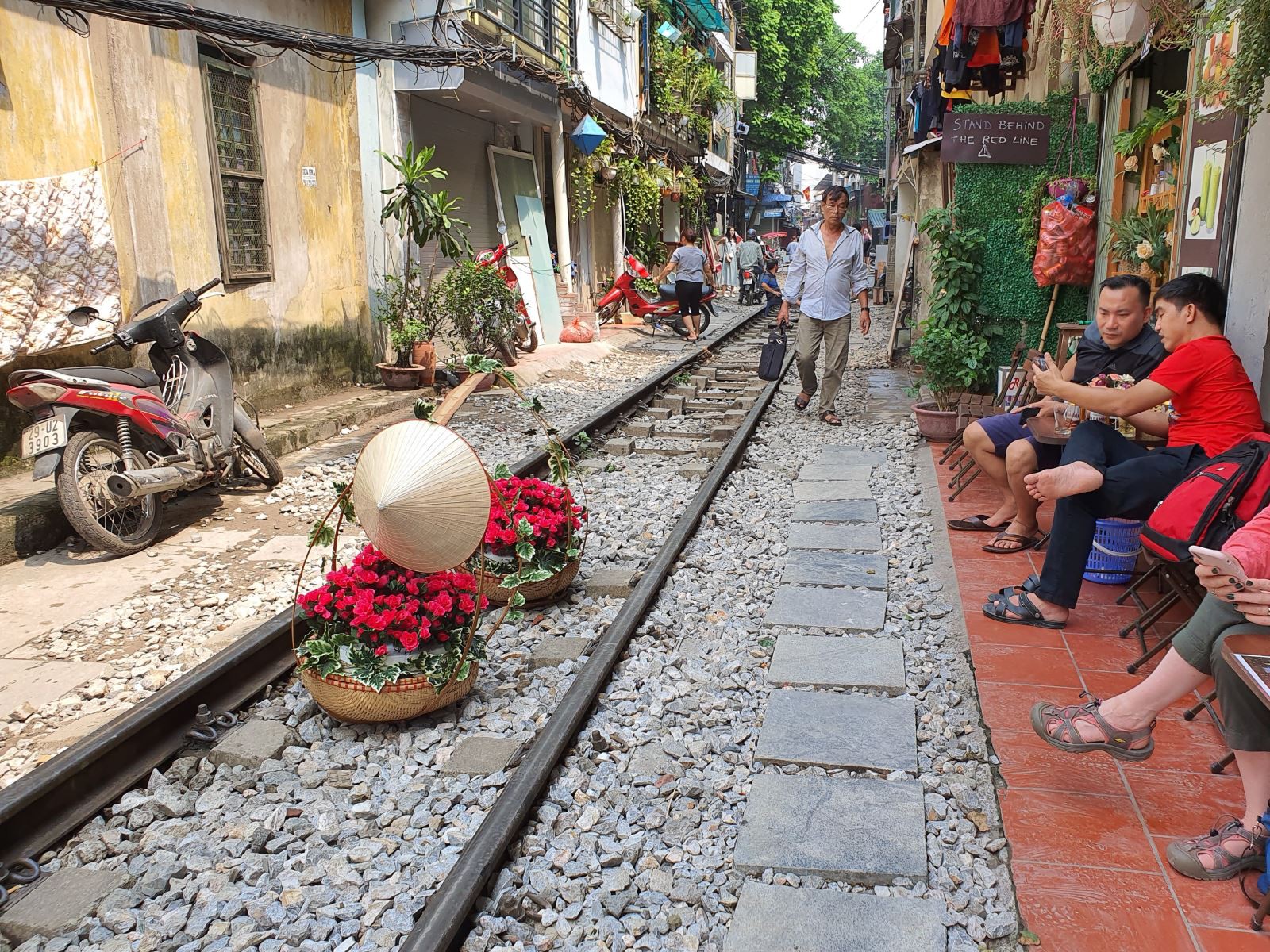 Tai nạn không báo trước ở 'Phố cà phê đường tàu' - Ảnh 6. Tai nạn không báo trước ở 'Phố cà phê đường tàu' - Ảnh 6.