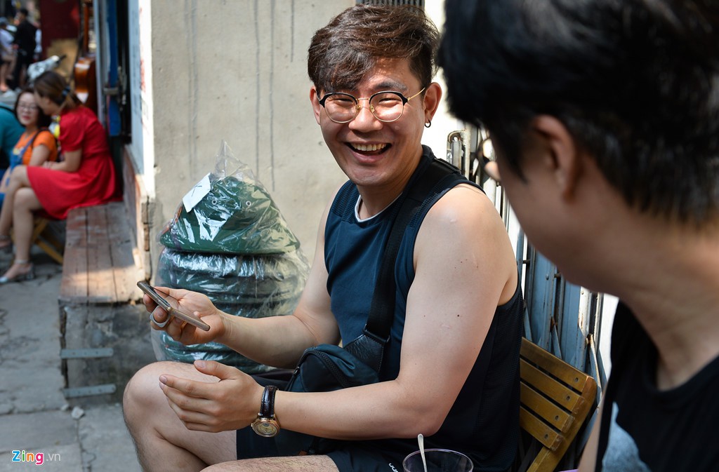 Phố cà phê đường tàu đông nghẹt người trước thông tin sẽ bị dẹp - Ảnh 8.