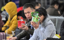Kinh tế khó khăn, người dân Trung Quốc đua nhau mua mì tôm
