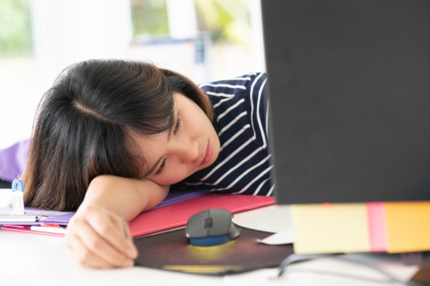 perezoso-trabajando-office-woman-trabajando-escritorio-oficina_7423-485 perezoso-trabajando-office-woman-trabajando-escritorio-oficina_7423-485
