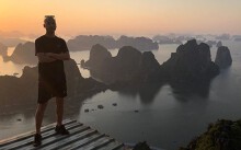 Du khách phá rào leo núi Bài Thơ bất chấp lệnh cấm ở Quảng Ninh