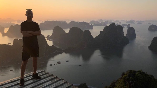 Du khách phá rào leo núi Bài Thơ bất chấp lệnh cấm ở Quảng Ninh - Ảnh 1. Du khách phá rào leo núi Bài Thơ bất chấp lệnh cấm ở Quảng Ninh - Ảnh 1.