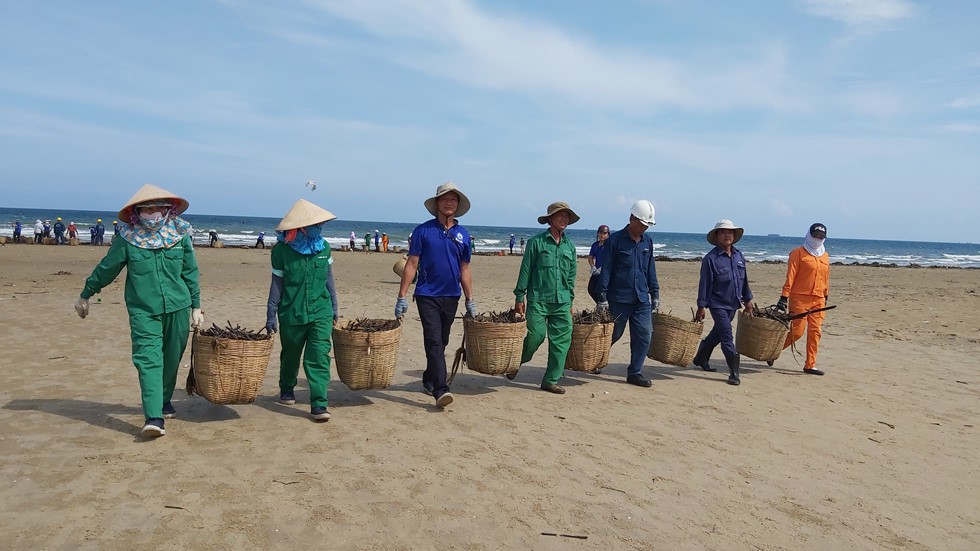 Bãi Sau biển Vũng Tàu 'đón' lượng rác khổng lồ dạt từ đại dương - Ảnh 3.