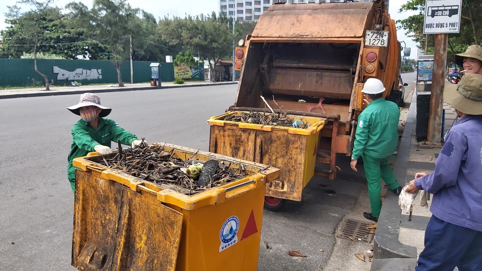 Bãi Sau biển Vũng Tàu 'đón' lượng rác khổng lồ dạt từ đại dương - Ảnh 4.