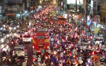 Ngã tư Hàng Xanh kẹt xe không lối thoát, người lớn trẻ nhỏ mệt mỏi giờ tan tầm