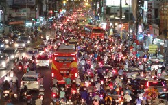 Ngã tư Hàng Xanh kẹt xe không lối thoát, người lớn trẻ nhỏ mệt mỏi giờ tan tầm