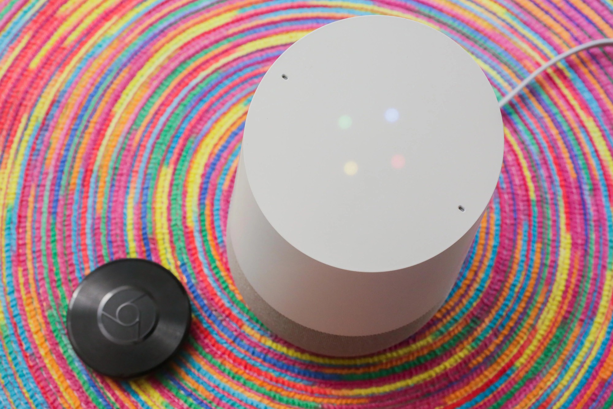 google-home-and-chromecast-01 loa-thong-minh-google-home-khien-amazon-va-apple-phai-nghieng-minh-than-phuc-1