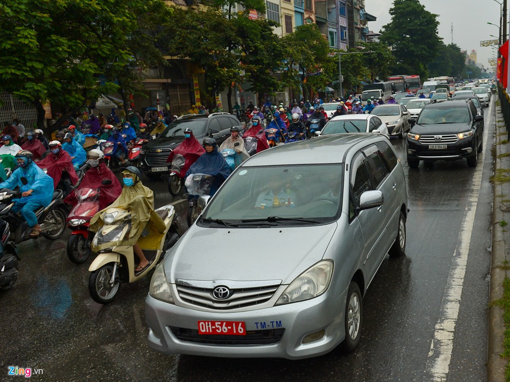 Mưa trút xuống, ôtô lại rồng rắn trên đường phố - Ảnh 2. Mưa trút xuống, ôtô lại rồng rắn trên đường phố - Ảnh 2.