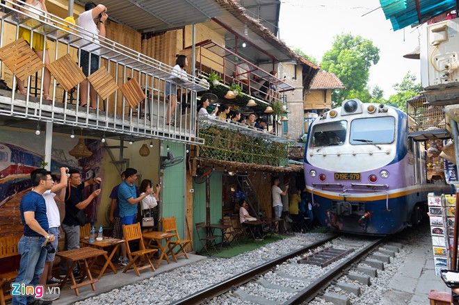 Bộ Văn hóa: Cà phê đường tàu là du lịch tự phát, cần dẹp bỏ - Ảnh 1. Bộ Văn hóa: Cà phê đường tàu là du lịch tự phát, cần dẹp bỏ - Ảnh 1.