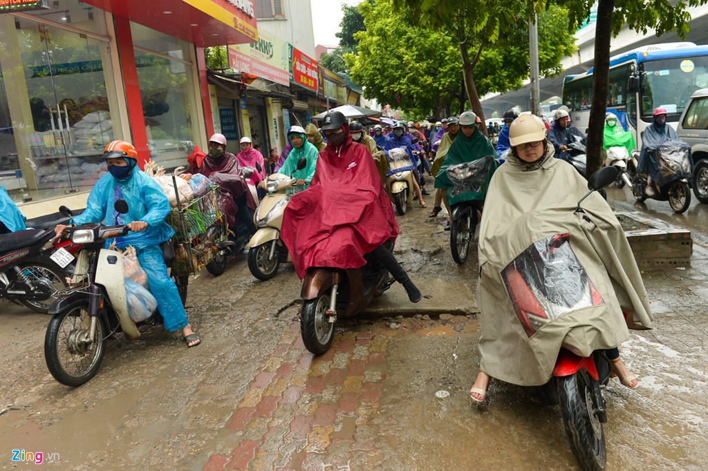 Mưa trút xuống, ôtô lại rồng rắn trên đường phố - Ảnh 15. Mưa trút xuống, ôtô lại rồng rắn trên đường phố - Ảnh 15.