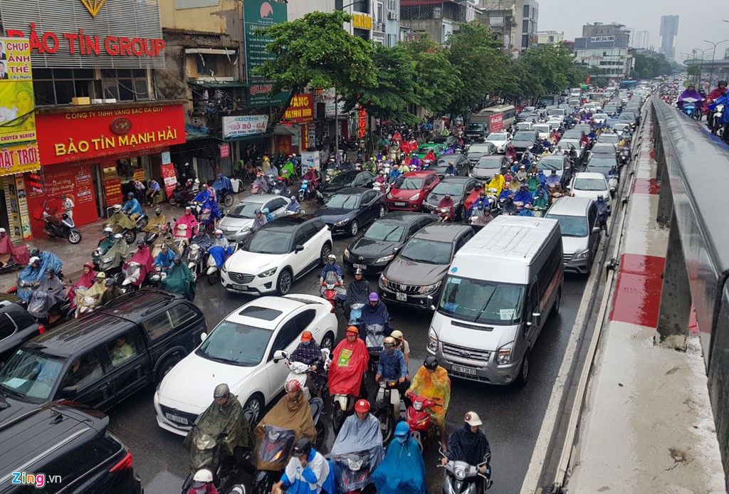 Mưa trút xuống, ôtô lại rồng rắn trên đường phố - Ảnh 3. Mưa trút xuống, ôtô lại rồng rắn trên đường phố - Ảnh 3.