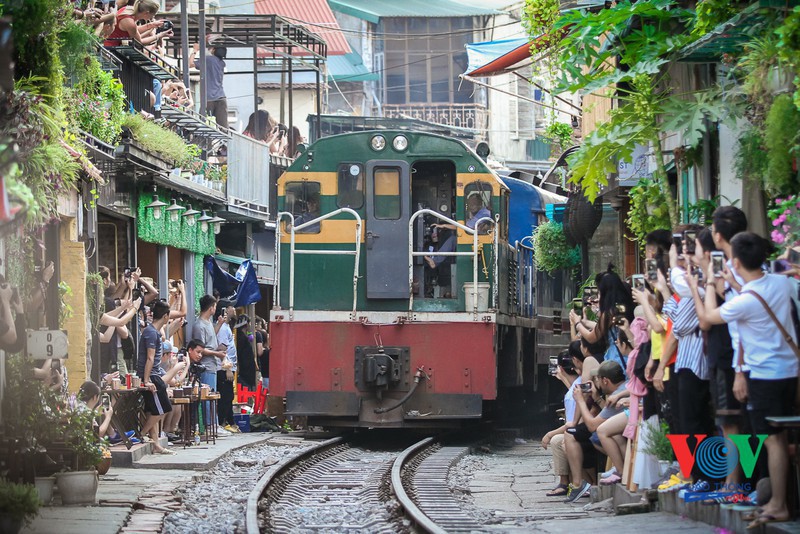 Dẹp 'phố cà phê đường tàu' là cần thiết, không nên tiếc rẻ - Ảnh 2. Dẹp 'phố cà phê đường tàu' là cần thiết, không nên tiếc rẻ - Ảnh 2.