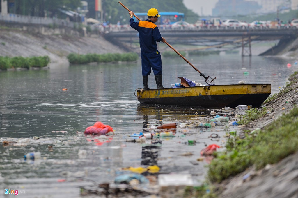 Rác nổi lềnh bềnh mặt sông Tô Lịch sau mưa - Ảnh 2. Rác nổi lềnh bềnh mặt sông Tô Lịch sau mưa - Ảnh 2.