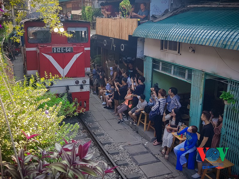 Dẹp 'phố cà phê đường tàu' là cần thiết, không nên tiếc rẻ - Ảnh 4. Dẹp 'phố cà phê đường tàu' là cần thiết, không nên tiếc rẻ - Ảnh 4.