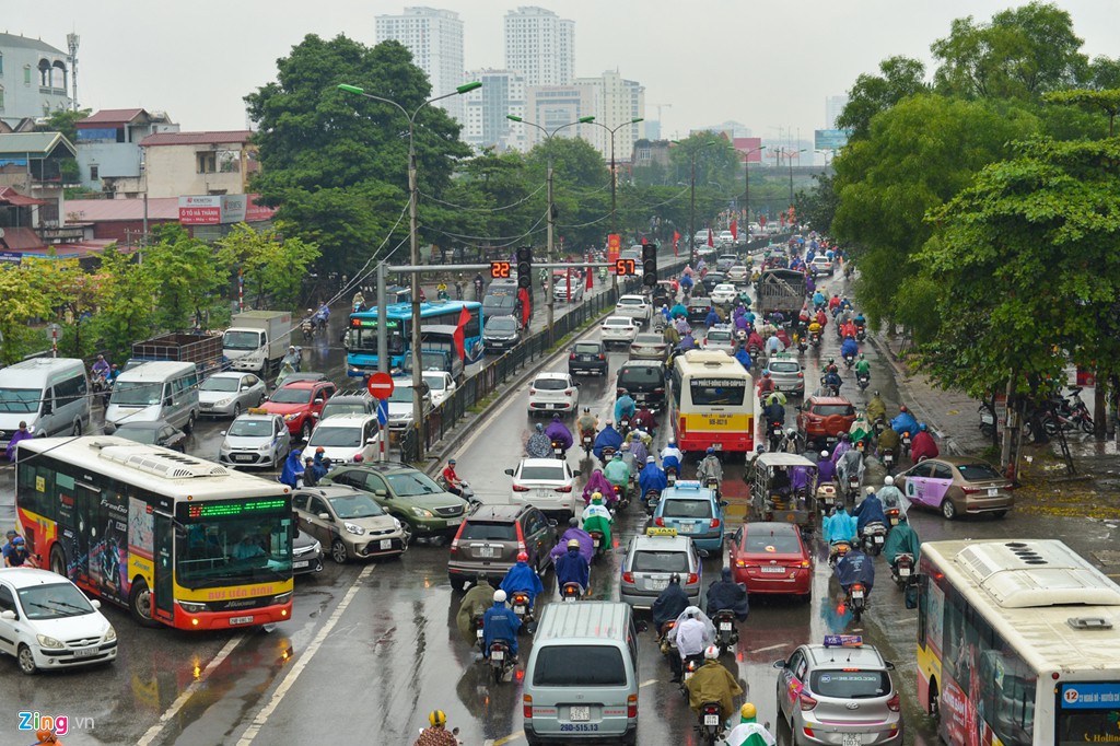 Mưa trút xuống, ôtô lại rồng rắn trên đường phố - Ảnh 6. Mưa trút xuống, ôtô lại rồng rắn trên đường phố - Ảnh 6.