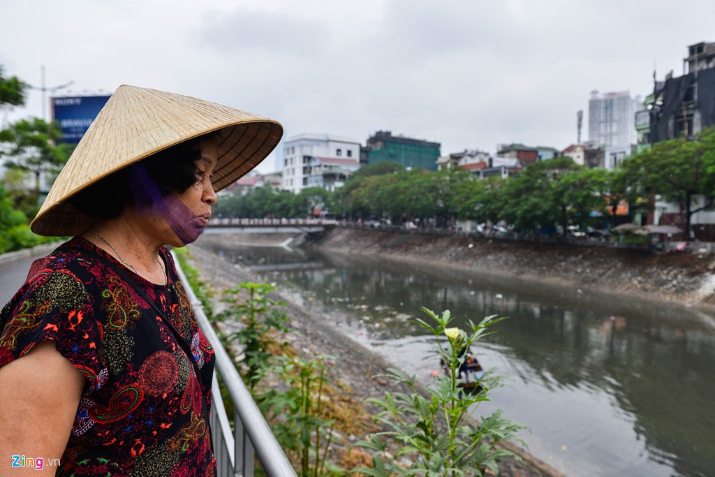 Rác nổi lềnh bềnh mặt sông Tô Lịch sau mưa - Ảnh 5. Rác nổi lềnh bềnh mặt sông Tô Lịch sau mưa - Ảnh 5.