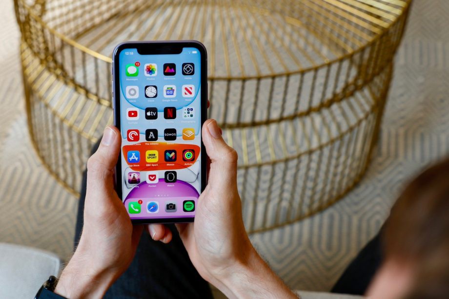 chua-ghi-nhan-truong-hop-man-hinh-iphone-11-bi-tray-xuoc-tai-viet-nam-3 chua-ghi-nhan-truong-hop-man-hinh-iphone-11-bi-tray-xuoc-tai-viet-nam-3