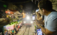 Cà phê đường tàu vẫn kín khách sau khi bị thu biển hiệu