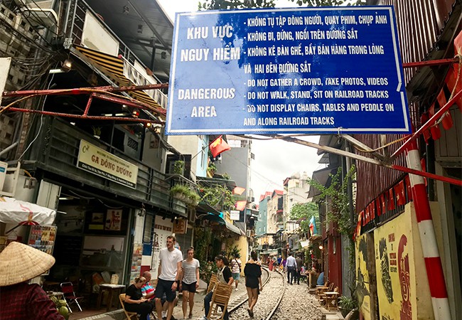 Lái tàu thót tim khi qua 'xóm cà phê' - Ảnh 1.
