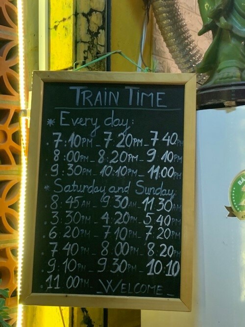 Chủ quán 'cà phê đường tàu' lo bị đóng cửa - Ảnh 2.