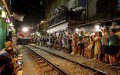 Lái tàu thót tim khi qua 'xóm cà phê'