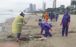 Đà Nẵng mong người dân chung tay thu gom lượng rác khổng lồ tấp vào bờ biển sau bão