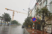 Cần cẩu quay như chong chóng, lơ lửng trên đầu giữa tâm bão số 6